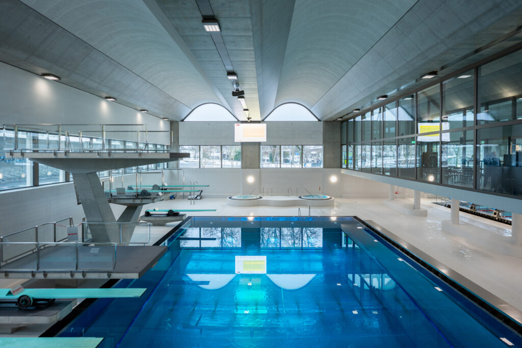 Sprungbecken in der Schwimmhalle Neufeld